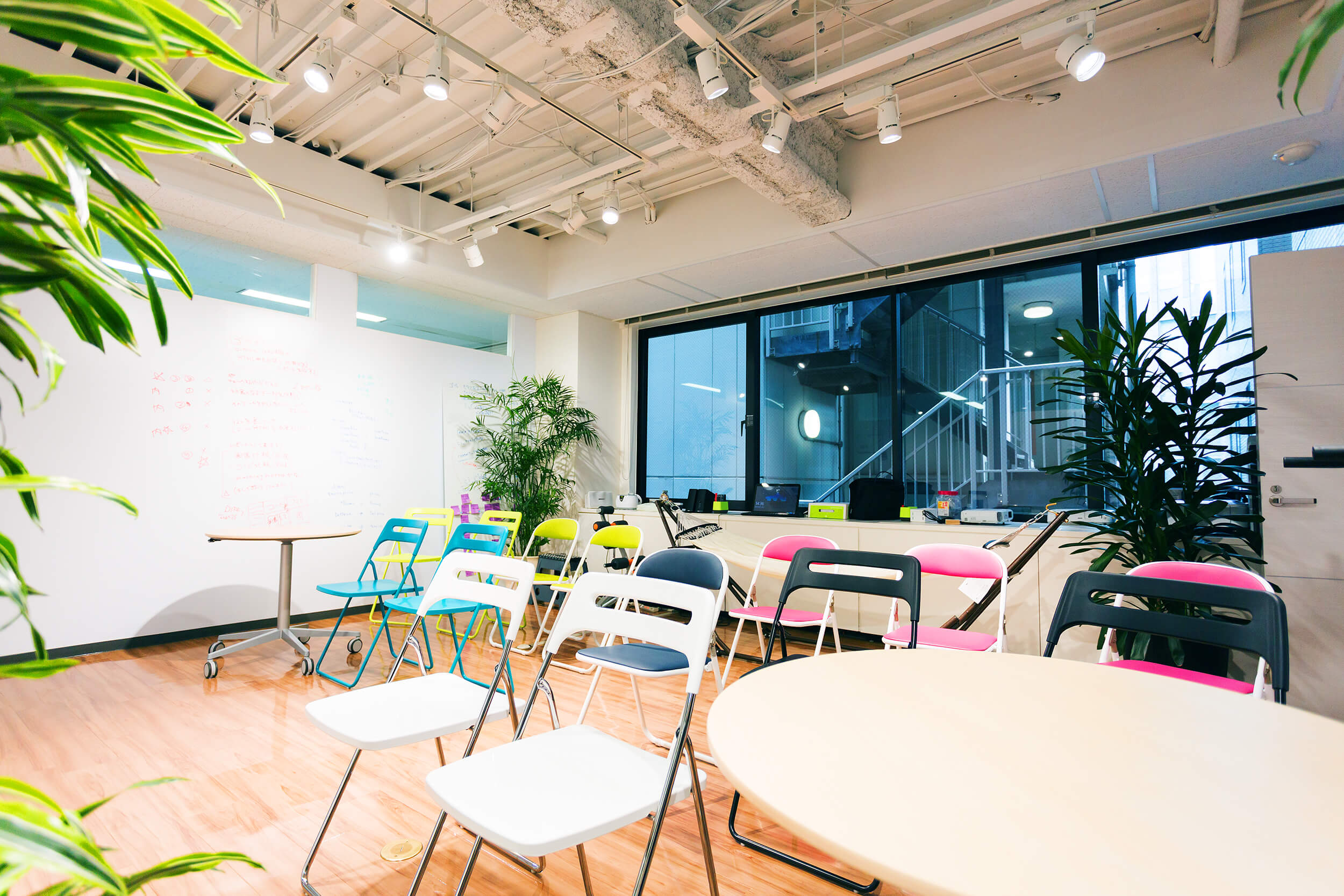 スポット照明と解放感のある天井のカフェ風フリースペース