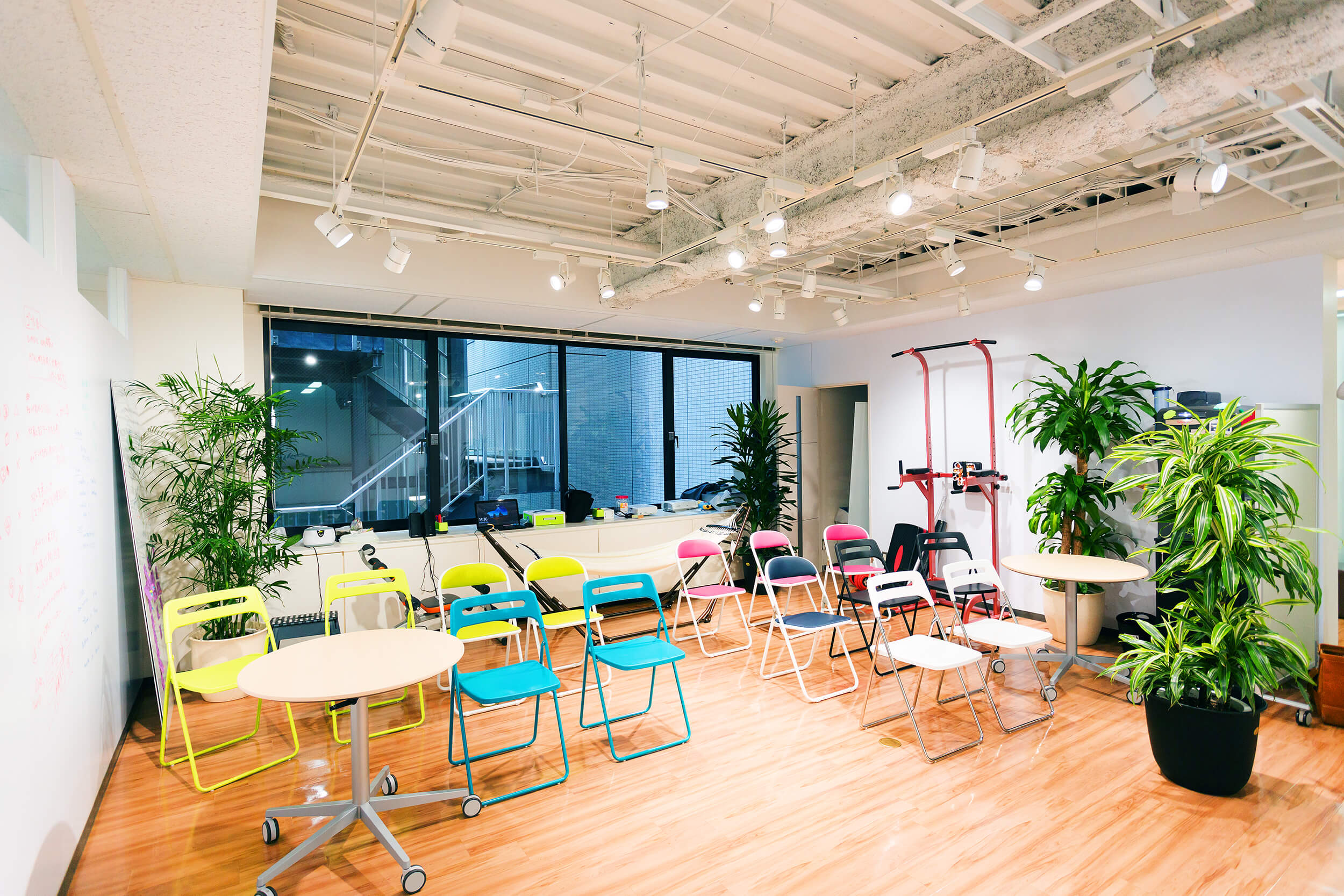 スポット照明と解放感のある天井のカフェ風フリースペース