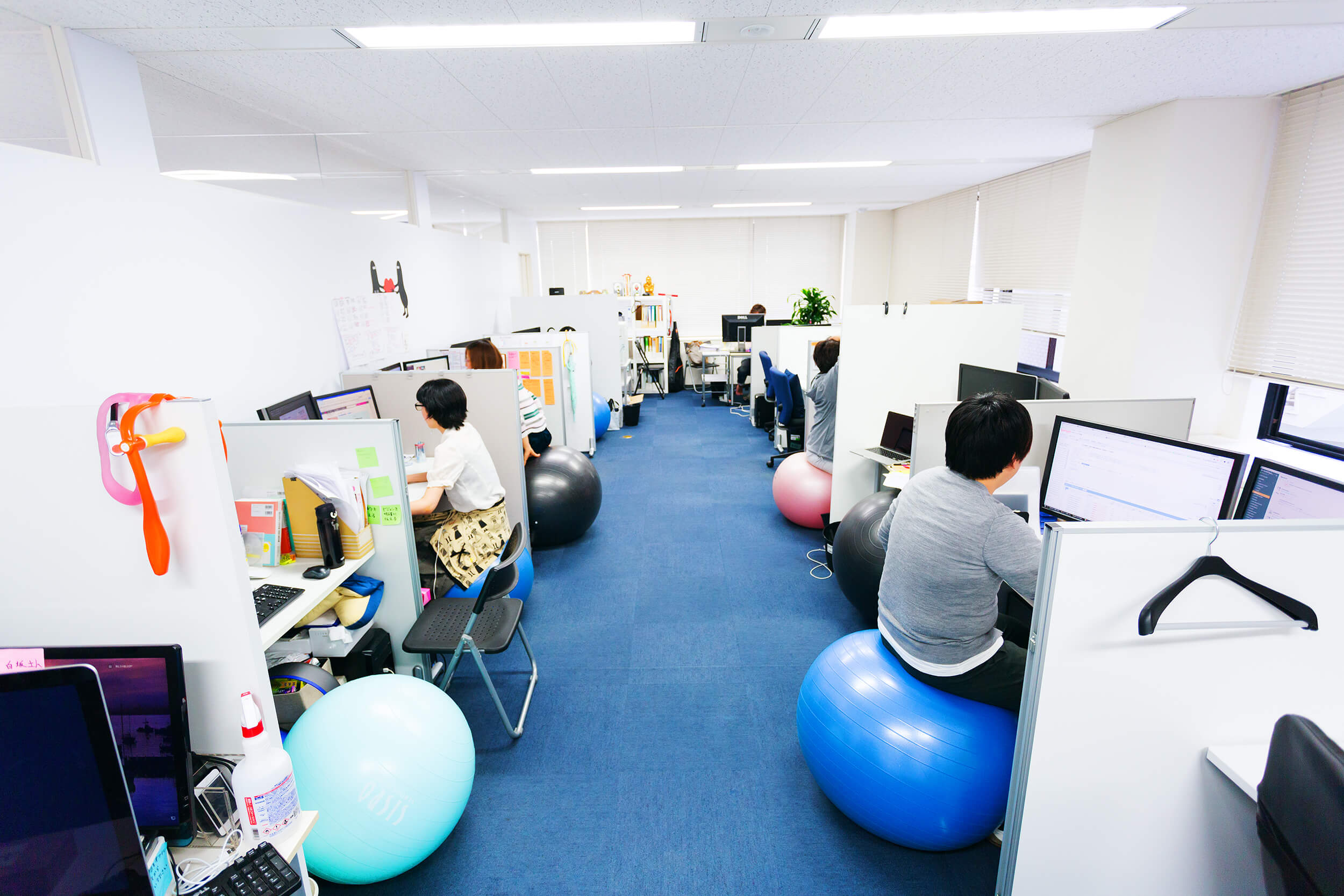 パーティションがある制作クルーの作業スペース