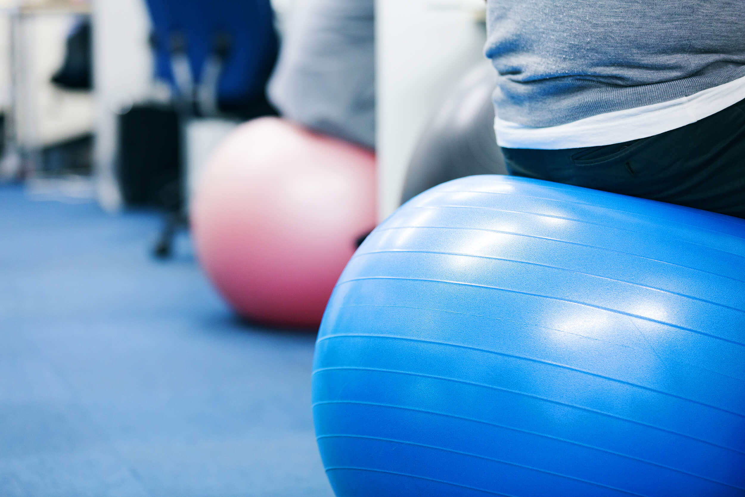 お仕事はバランスボールに乗りながら健康的に